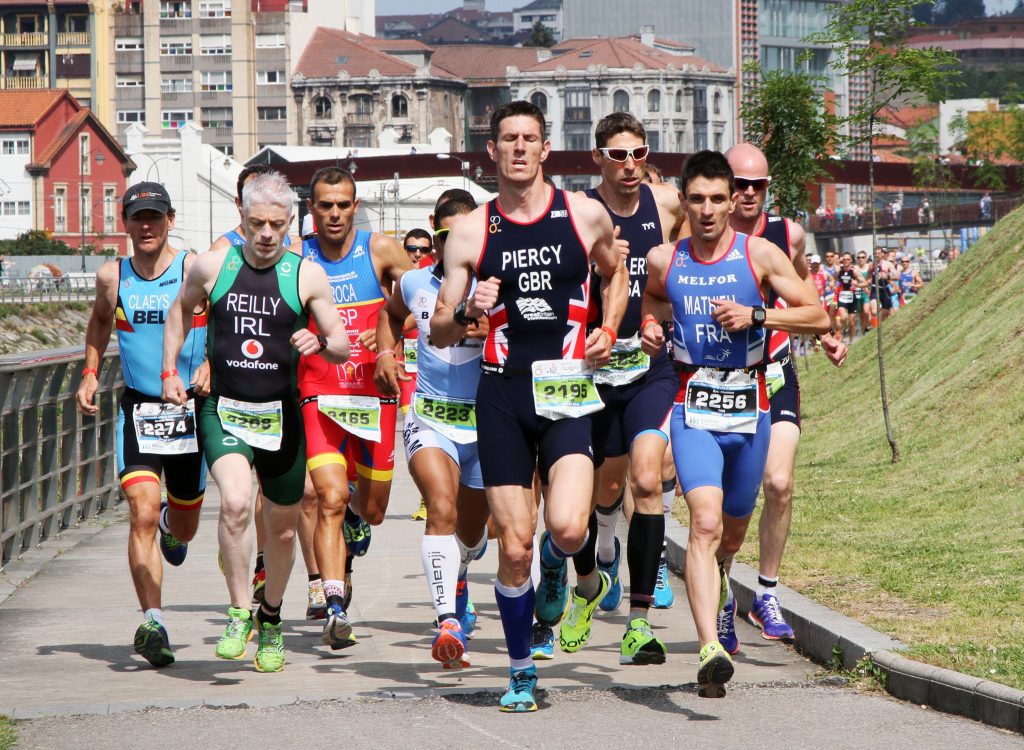 Lee Piercy heads the lead pack at the start of the race. Picture c/o Pete Bracegirdle.